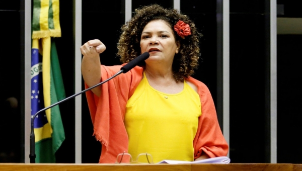 Projeto de Perpétua derruba decisão do governo de retirar R$ 130 milhões do Fundeb destinados ao Acre